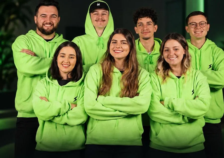 Parte da equipe da Fast, de moletom verde