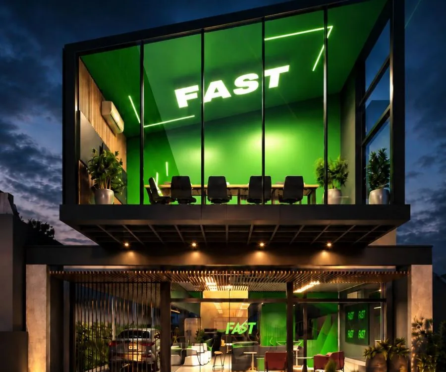 Fachada da sede da Fast em Criciúma, Santa Catarina, à noite